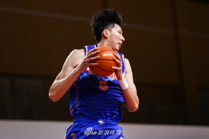 周琦在比赛中高高跃起，力压防守球员完成一记势大力沉的单手劈扣，仿佛在向所有人宣告他的强势回归