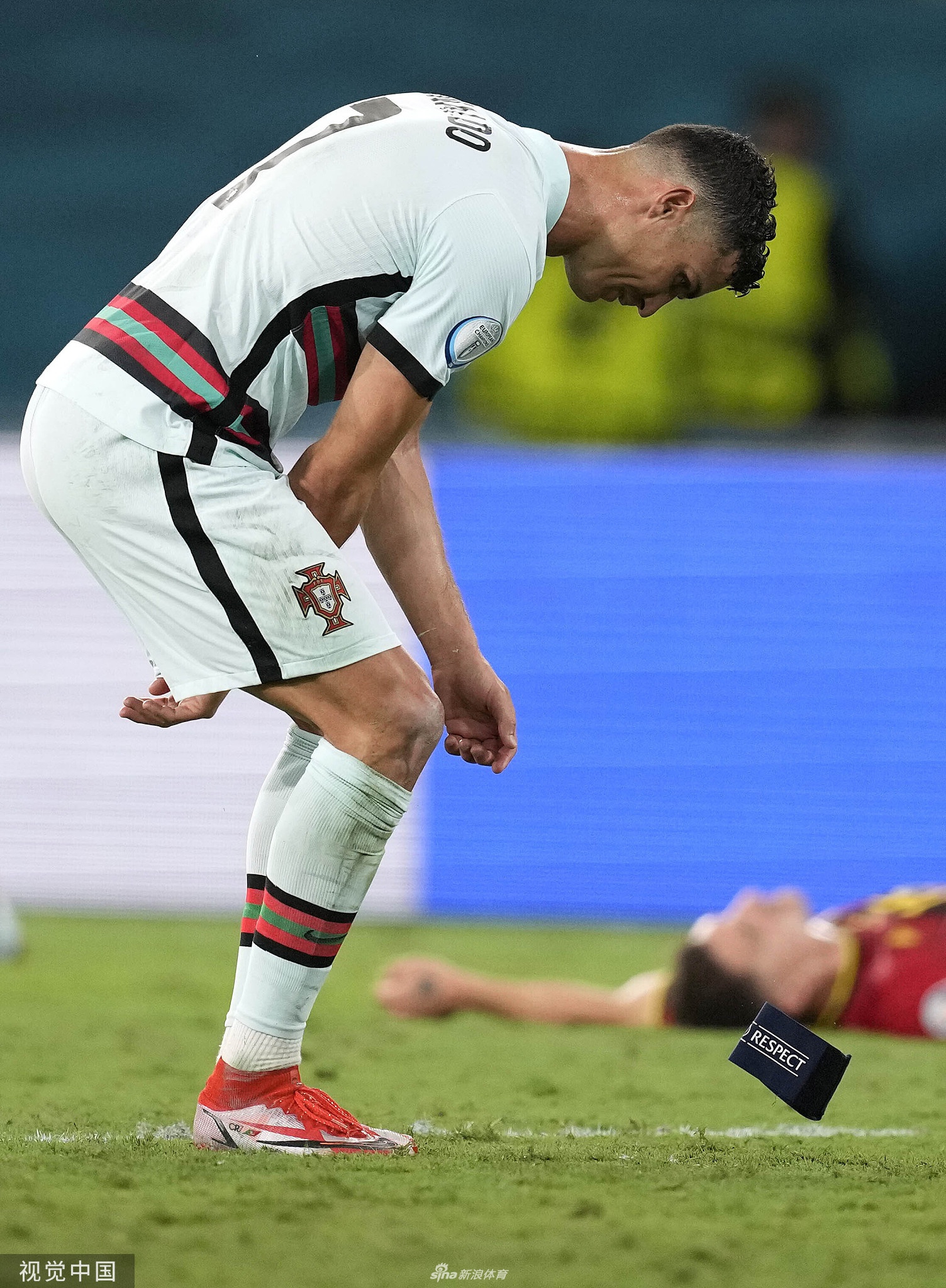 比赛结束后，C罗一个人落寞地蹲在球场中央，双手抱膝，低着头陷入沉思，巨大的球场灯光将他的身影拉长，显得格外孤独而悲壮