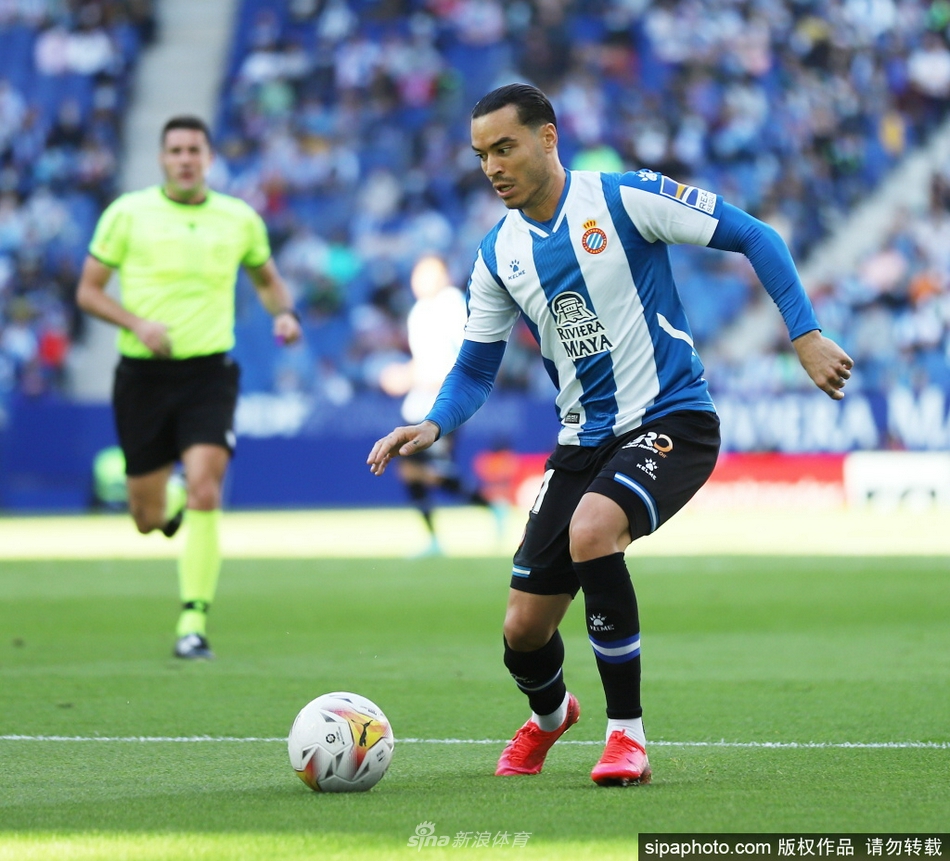 西班牙人全队围成一团激情庆祝，德托马斯位于中心振臂高呼，兄弟般的战友情谊在绿茵场上空凝结成最美的画面。