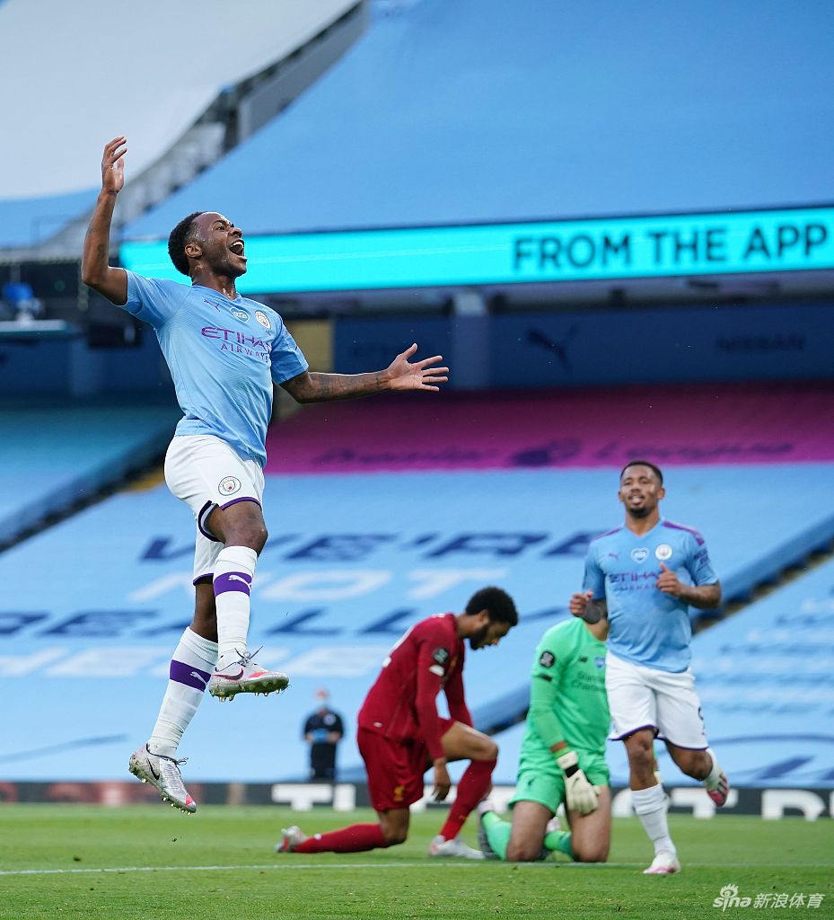 斯特林张开双臂，尽情呼啸，将他本场比赛的出色发挥化作对老东家最有力的回击，脸上写满了释放与自豪。