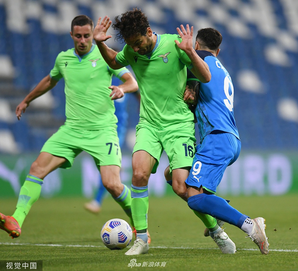 尽管比分落后又被罚下一人，萨索洛主帅德泽尔比仍在场边激情指挥，用夸张的手势向弟子们传达着防守反击的战术指令。