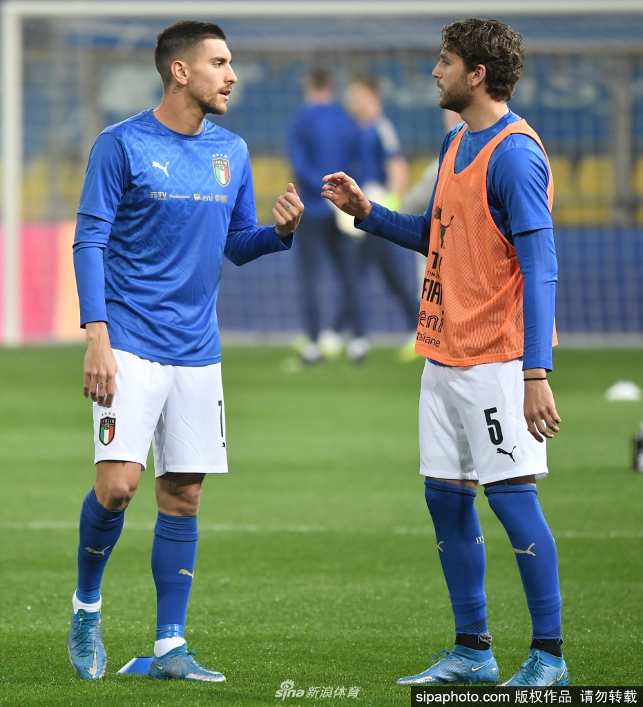 镜头拉近，佩莱格里尼微微抬起头，眼神中闪烁着晶莹的泪光。他的目光望向远方正在备战的队友们，嘴角带着一丝苦涩的浅笑。这张特写捕捉了他内心复杂的情绪，既有对命运捉弄的无奈，也有对蓝衣军团深深的祝福与期盼。