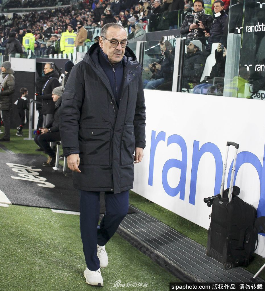 签约仪式上，萨里手持拉齐奥的蓝色围巾，背景是俱乐部的雄鹰标志，他仿佛一位即将点燃奥林匹克球场激情的战术艺术家。