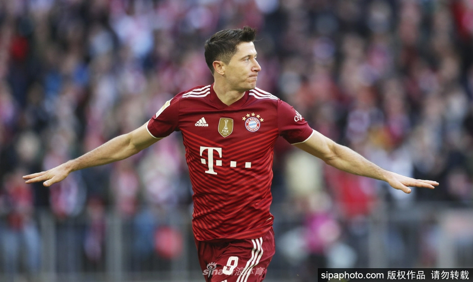 身披拜仁战袍的莱万在比赛中全神贯注，哪怕只是日常的一个跑位，都让对手的后防线感到窒息般的压力