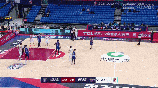 动图中，上海队外援冯莱在篮下强打造成犯规后，北控主帅马布里瞬间暴怒，他双手摊开向裁判怒吼质问，随后又转向上海队方向喋喋不休，旁边的翻译和球员奋力拉住他的胳膊，才避免冲突进一步升级。