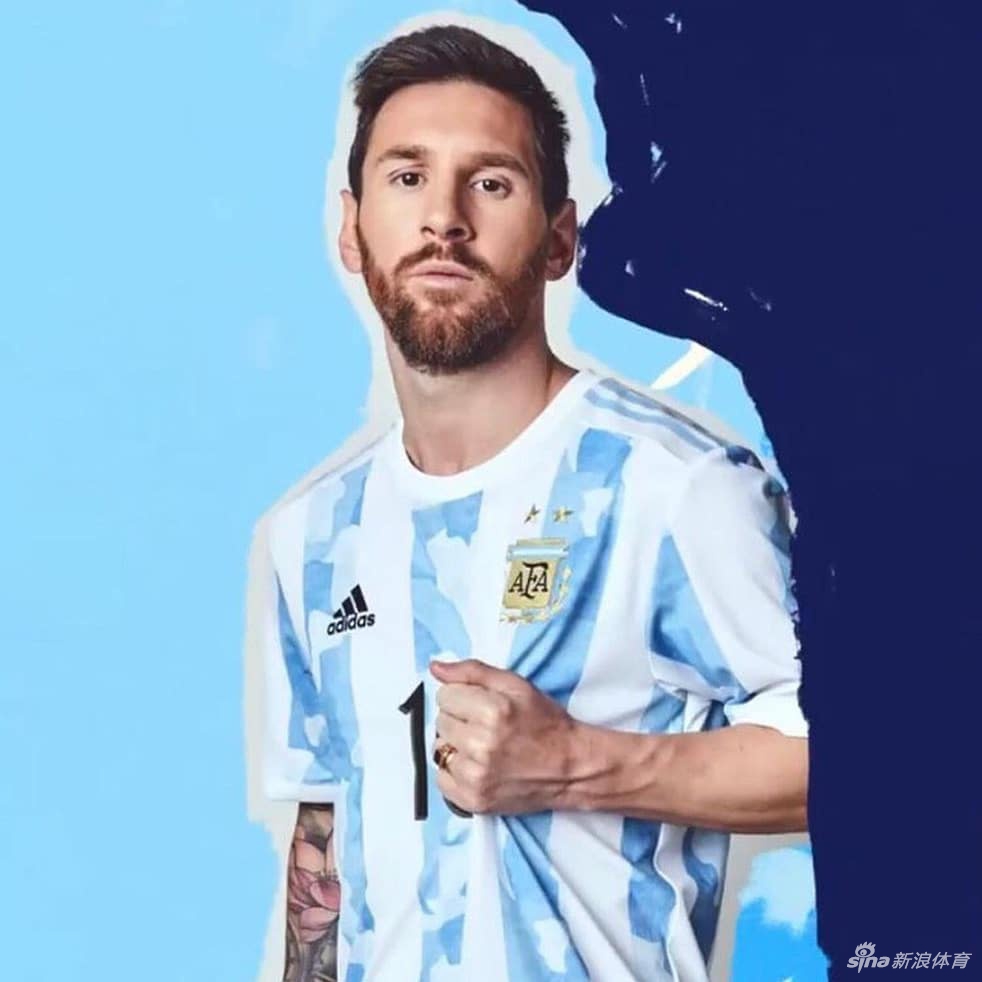 特写镜头聚焦于新球衣的正面全貌，精致的罗纹圆领、错落有致的蓝白条纹以及胸前精美的队徽与五星细节一览无余，仿佛一件静待检阅的艺术品。