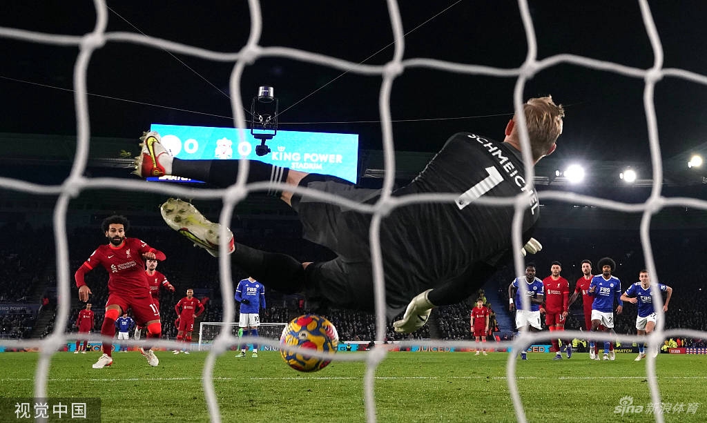 看台上一位身穿莱斯特城球衣的小球迷激动地捂住了嘴巴，眼中闪烁着难以置信的喜悦泪光，这场胜利成为了他永生难忘的足球记忆。