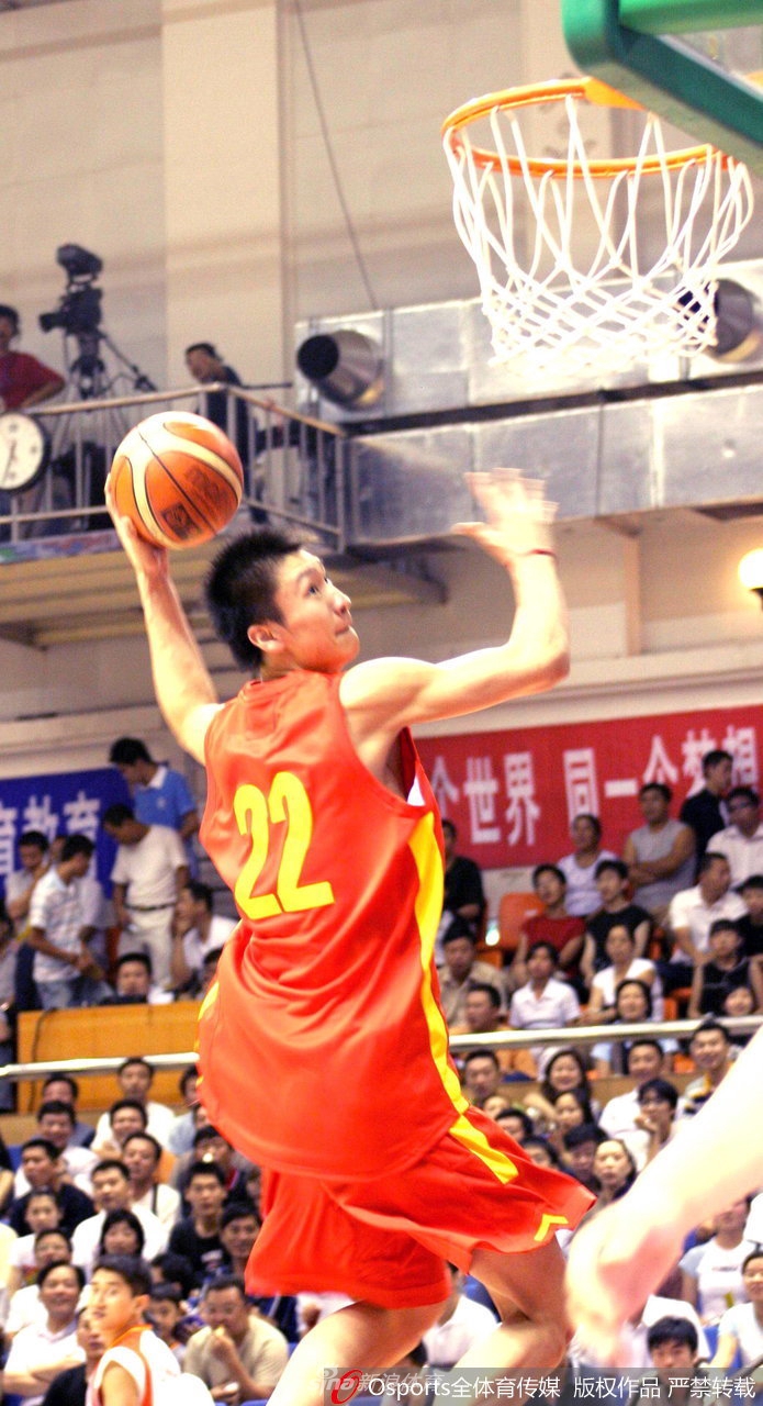 少年孙悦身穿金色戏服，手持宝剑，眉宇间透着一股初生牛犊不怕虎的英气，仿佛化身童话里的少年英雄，正准备仗剑走天涯，开启属于自己的传奇篇章。