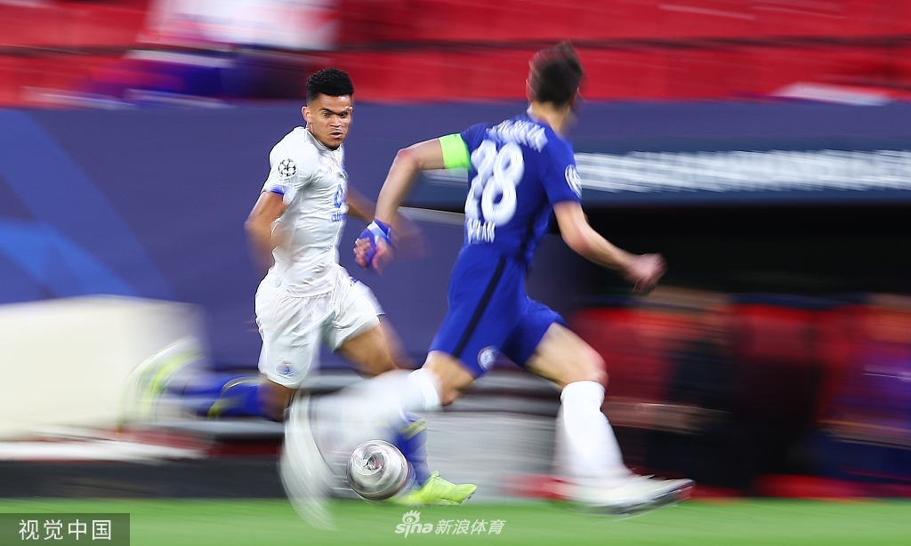 终场哨响，切尔西球员们如释重负，他们相互拥抱，庆祝这来之不易的晋级，脸上写满了疲惫与自豪。