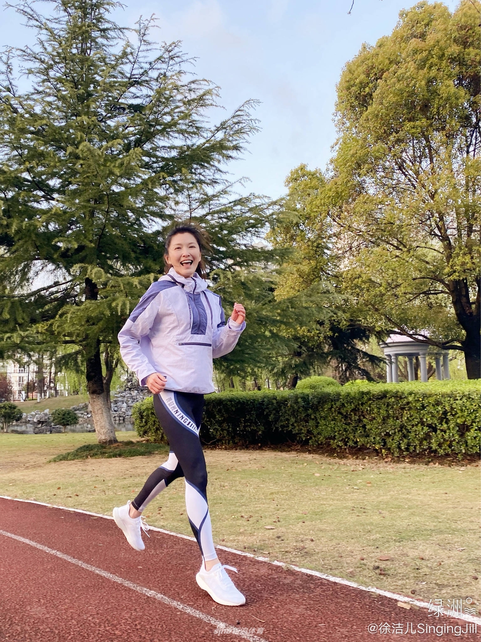 古装女神徐洁儿无畏风雨坚持跑步 展现女子俪量