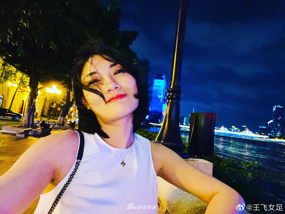 女足王飞晒生活照:美丽的风景总在身边