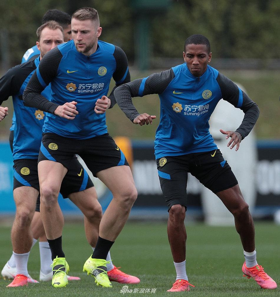 中场大脑布罗佐维奇专注抢圈，尽管面临停赛无法出战，但他的每一脚传递依然力求精准，诠释着职业球员的担当。