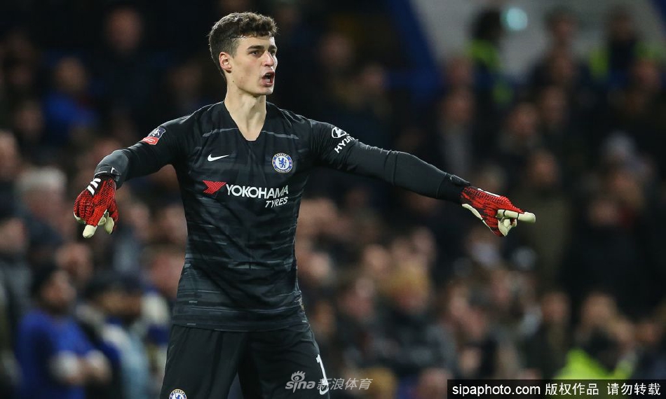 凯帕身着切尔西球衣，在斯坦福桥球门前专注守候的瞬间