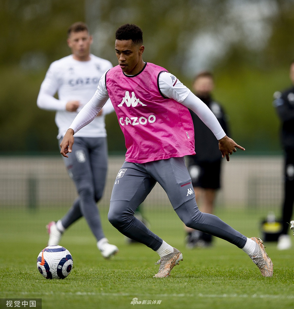 一张黑胶唱片静静展示着新队歌的曲目细节，光影在盘面流转，仿佛在诉说着蓝黑音乐跨越时代的永恒魅力。