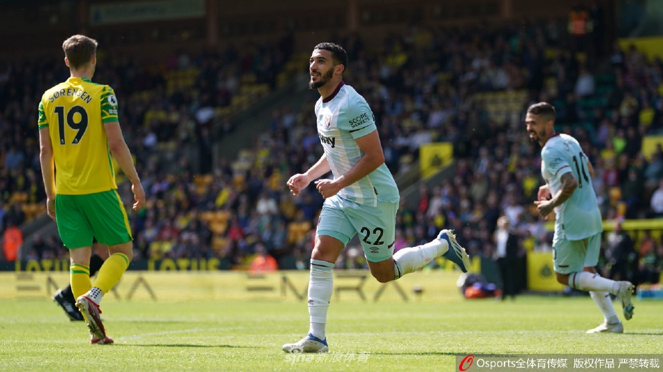 诺维奇门将蒂姆·克鲁尔第四次从球网中捡起皮球，他低垂着头的身影在空旷的球门前显得无比孤寂与沮丧。