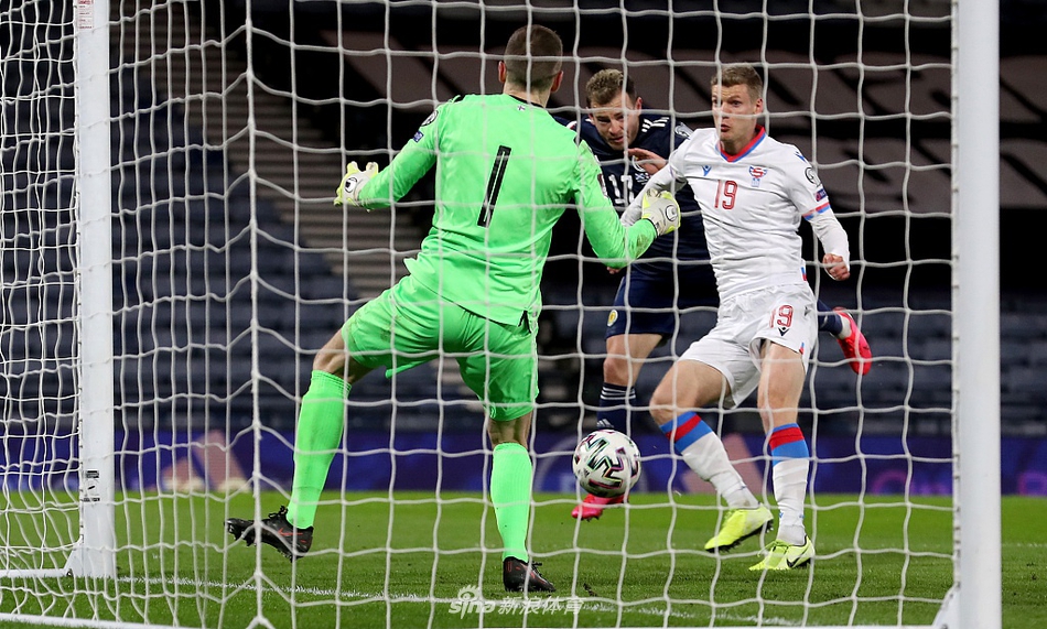 罗伯逊左路送出精准挑传，弗雷泽后点包抄到位，以一记近距离头球将球砸入网窝。