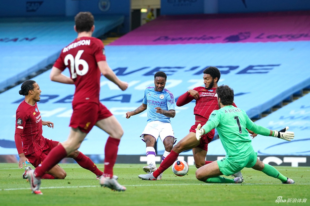 德布劳内主罚点球瞬间，全场屏息，他眼神坚毅，皮球如出膛炮弹般飞向球门死角，门将阿利松望球兴叹。