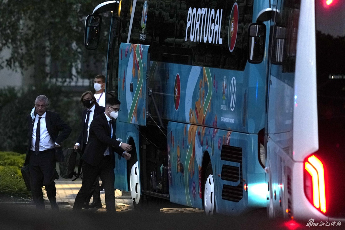 葡萄牙全队抵达布达佩斯，C罗领衔众人步出通道，机场瞬间化为追星现场