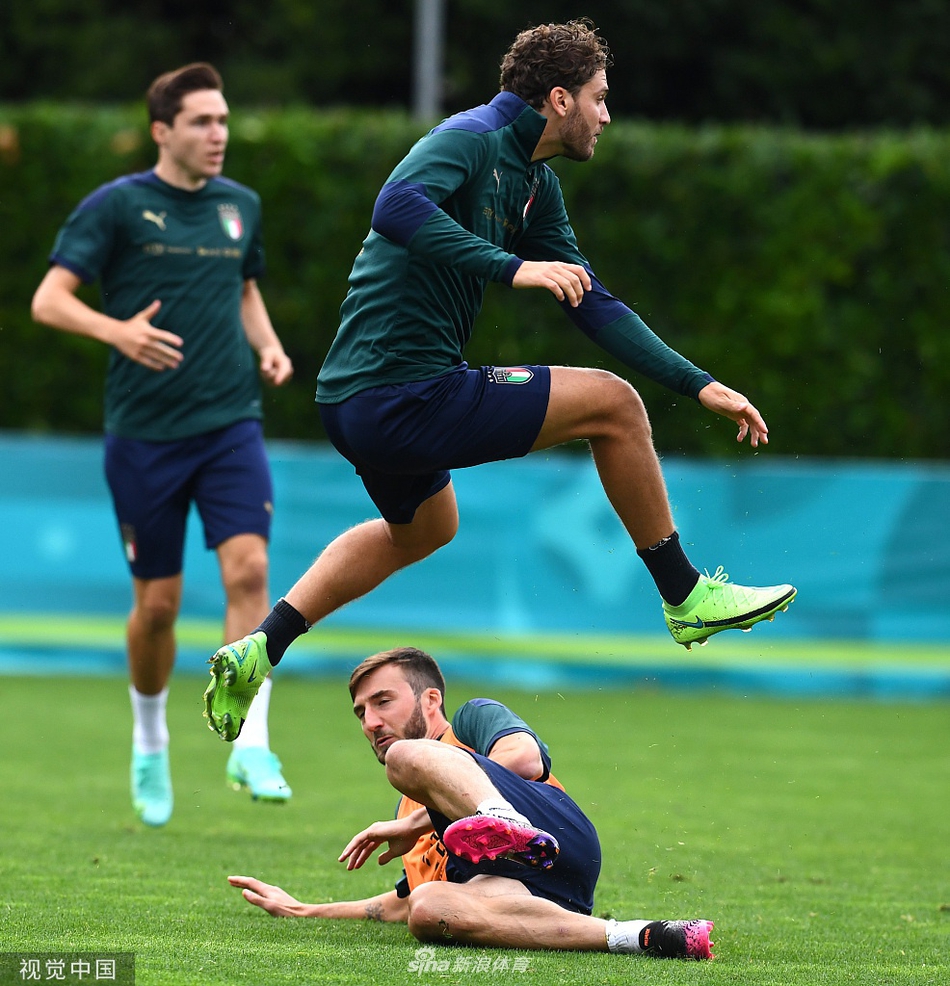 因西涅咧嘴大笑，汗水浸湿了他的头发，这位那不勒斯的小个子队长在训练中展现出极佳的竞技状态，他的笑容仿佛在告诉世人，他已准备好用魔法般的左脚撕裂任何对手的防线。