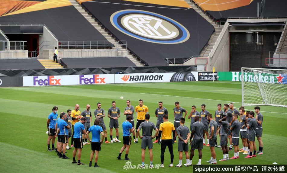 训练结束后，几位国米球员并未立刻离开，而是围在一起讨论着刚才的配合，夕阳的余晖洒在他们身上，将他们的身影拉得很长，这温馨而专注的一幕，正是团队精神的最佳写照。