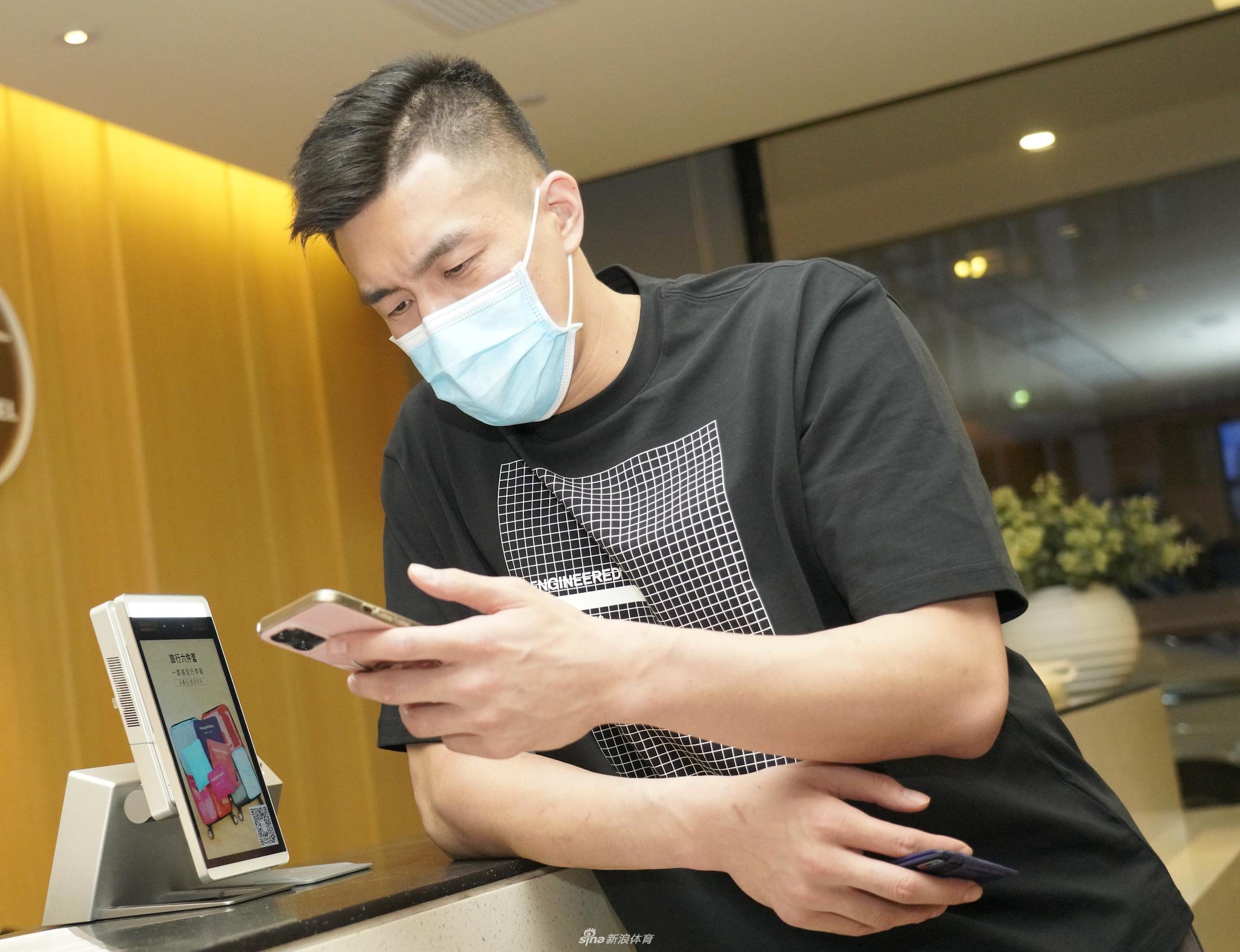 训练间隙,周琦与郭艾伦并肩而立低声交流,两大核心的默契配合将是男篮在硬仗中能否突围的关键钥匙。