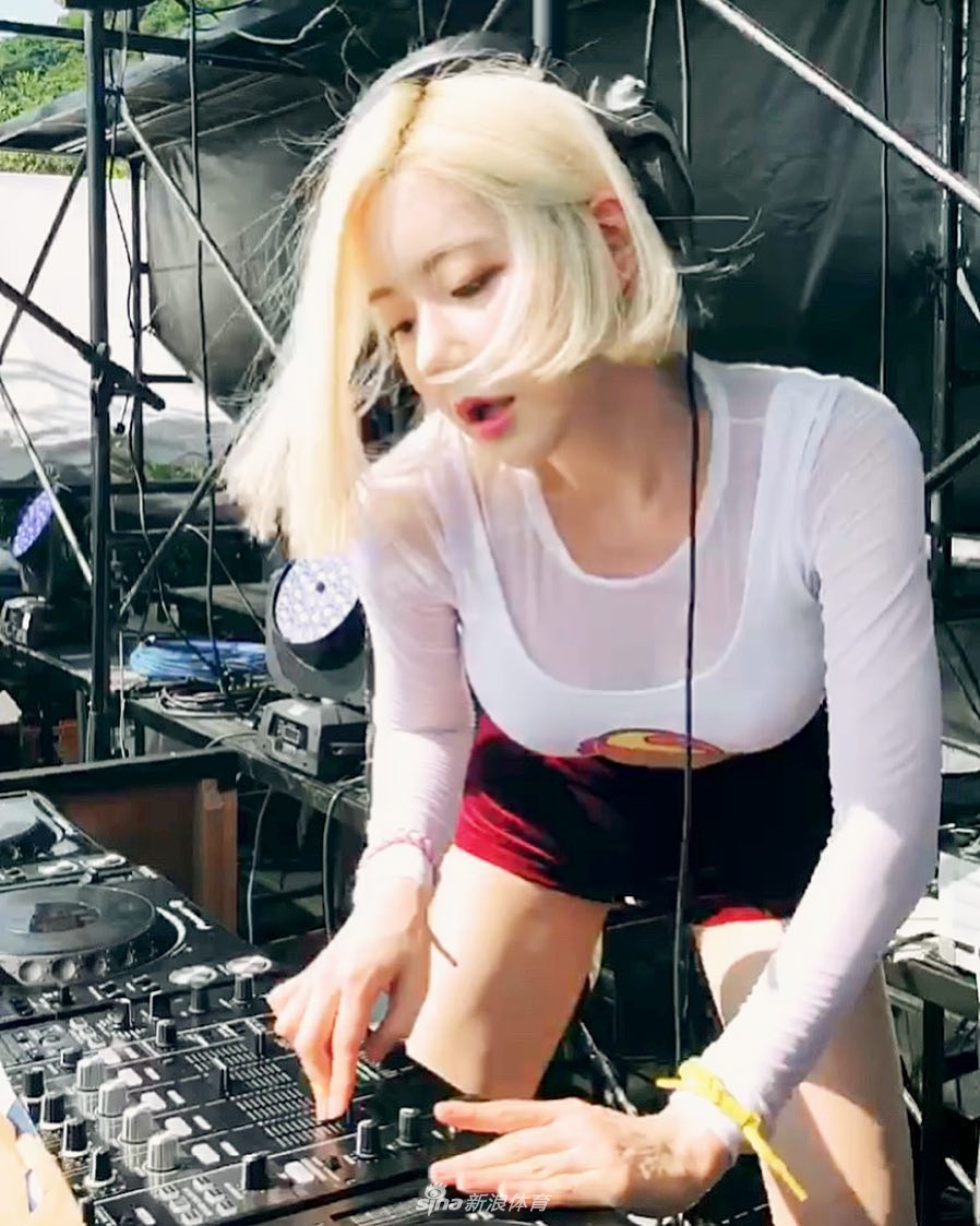 韩国超红dj最爱乔丹鞋 身材超火辣