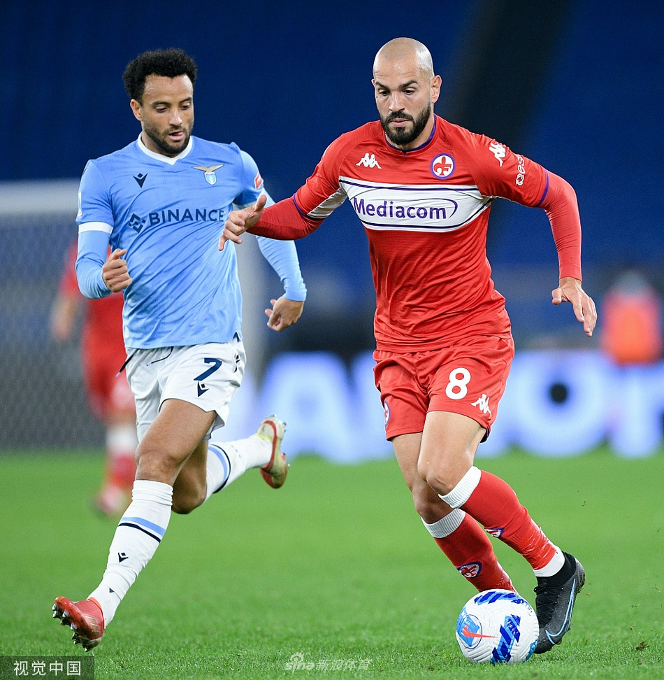 在罗马奥林匹克球场的璀璨夜空下，蓝鹰球迷看台掀起一层层深蓝与白色的人浪，他们挥舞着围巾，将主场气氛点燃至沸点。