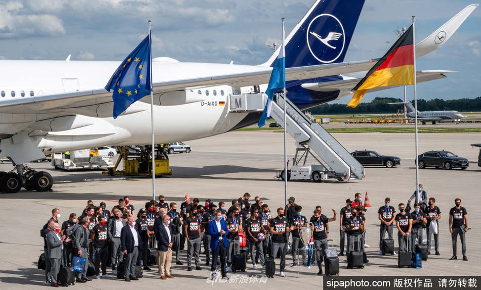 巴伐利亚州长索德亲临机场迎接英雄，在保持安全距离的特别安排下，与主帅弗里克谈笑风生，共同分享着三冠王的无上喜悦。