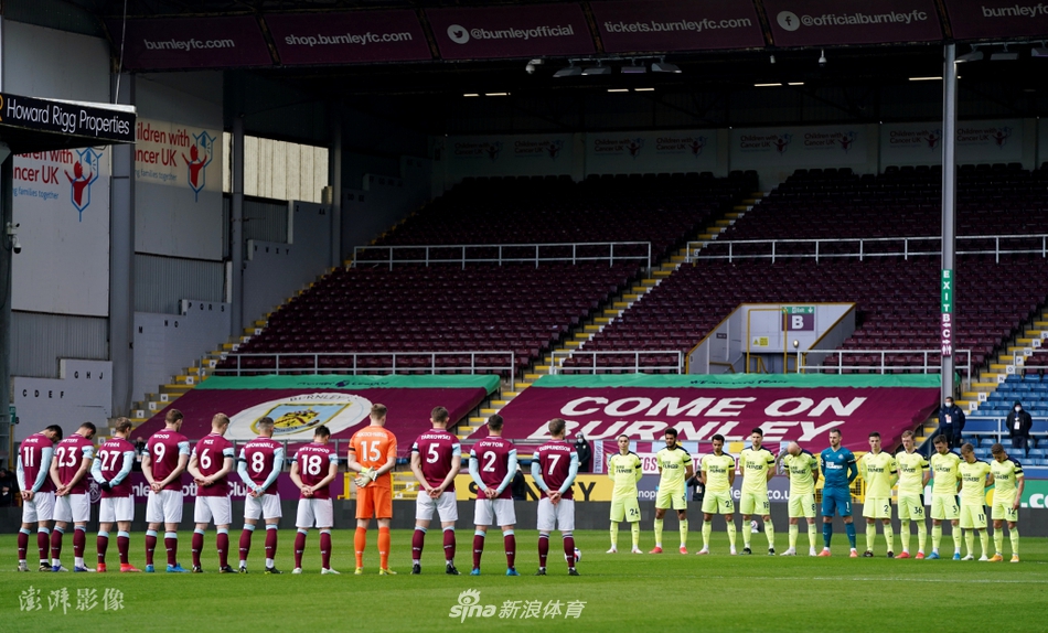 比赛现场大屏幕显示菲利普亲王年轻时的黑白照片肖像，并配以爱丁堡公爵1921至2021的生卒年份，全场观众起立注视