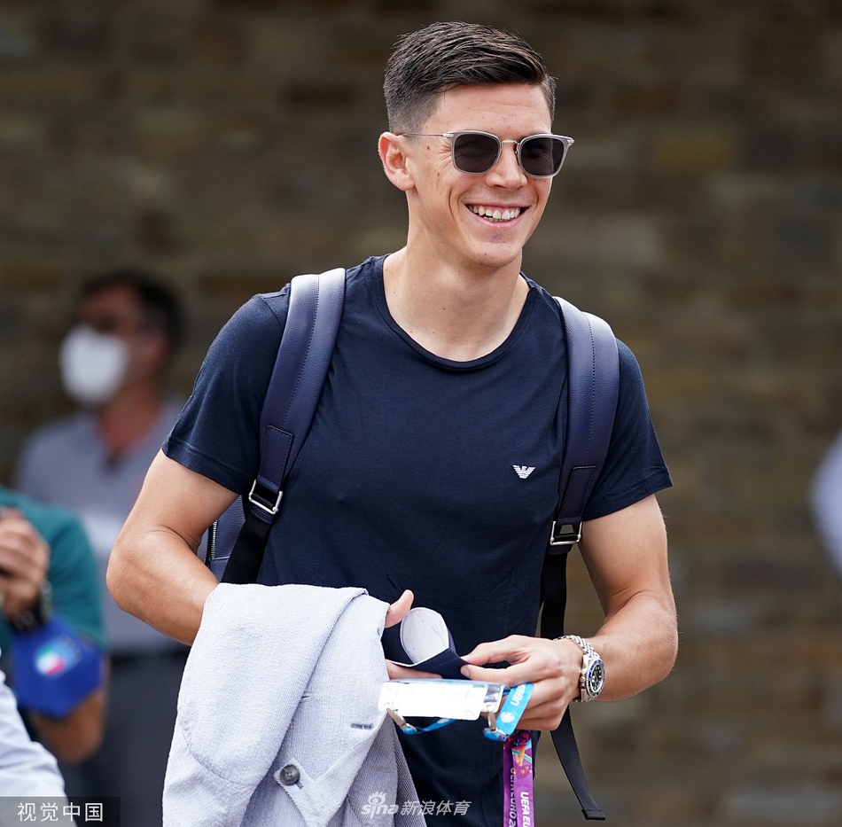 多纳鲁马戴着耳机望向窗外，平静的表情下是钢铁般的神经，这位年轻的门神即将在世界瞩目的舞台上，用一次次神奇扑救捍卫意大利的荣耀。