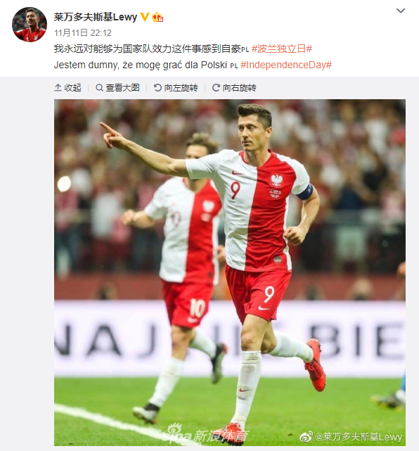 这张照片定格了莱万在训练间隙的瞬间，他若有所思，或许正在与队友探讨战术，对胜利的渴望写在他的脸上。