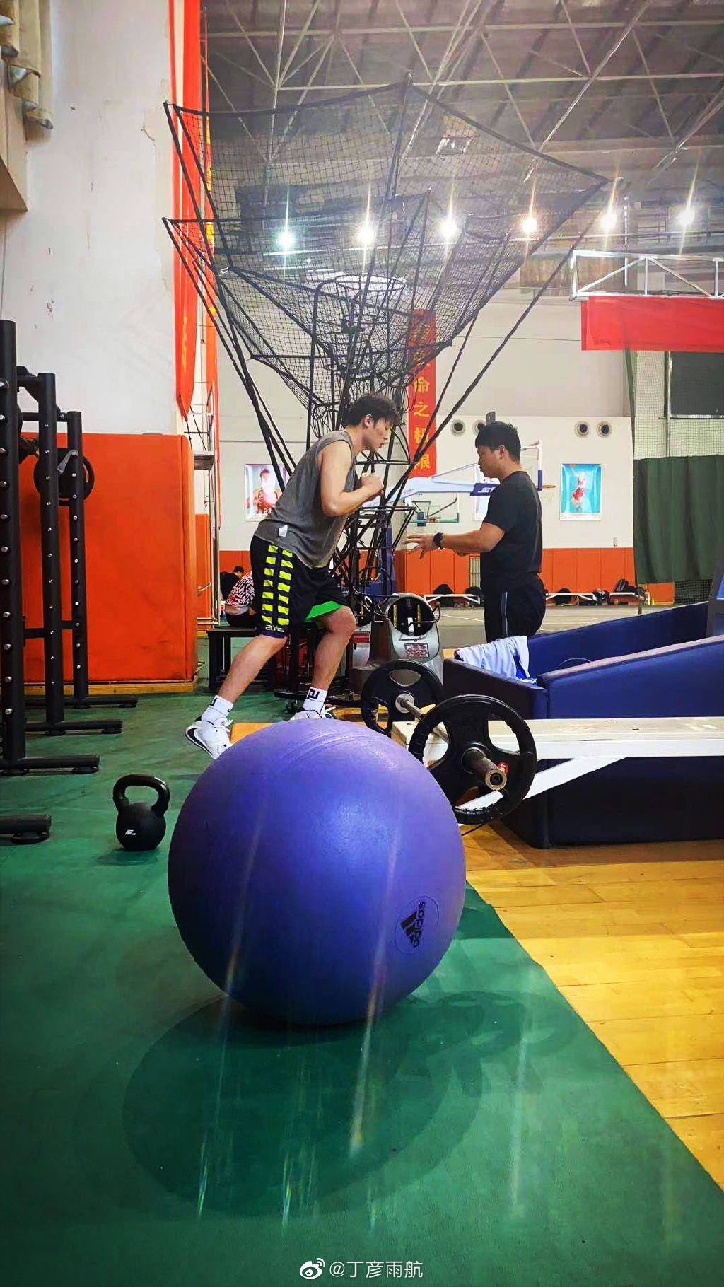 丁彦雨航面对空旷球场眼神落寞,手中紧握篮球仿佛握着最后的希望,右膝上的护具在灯光下显得格外刺眼