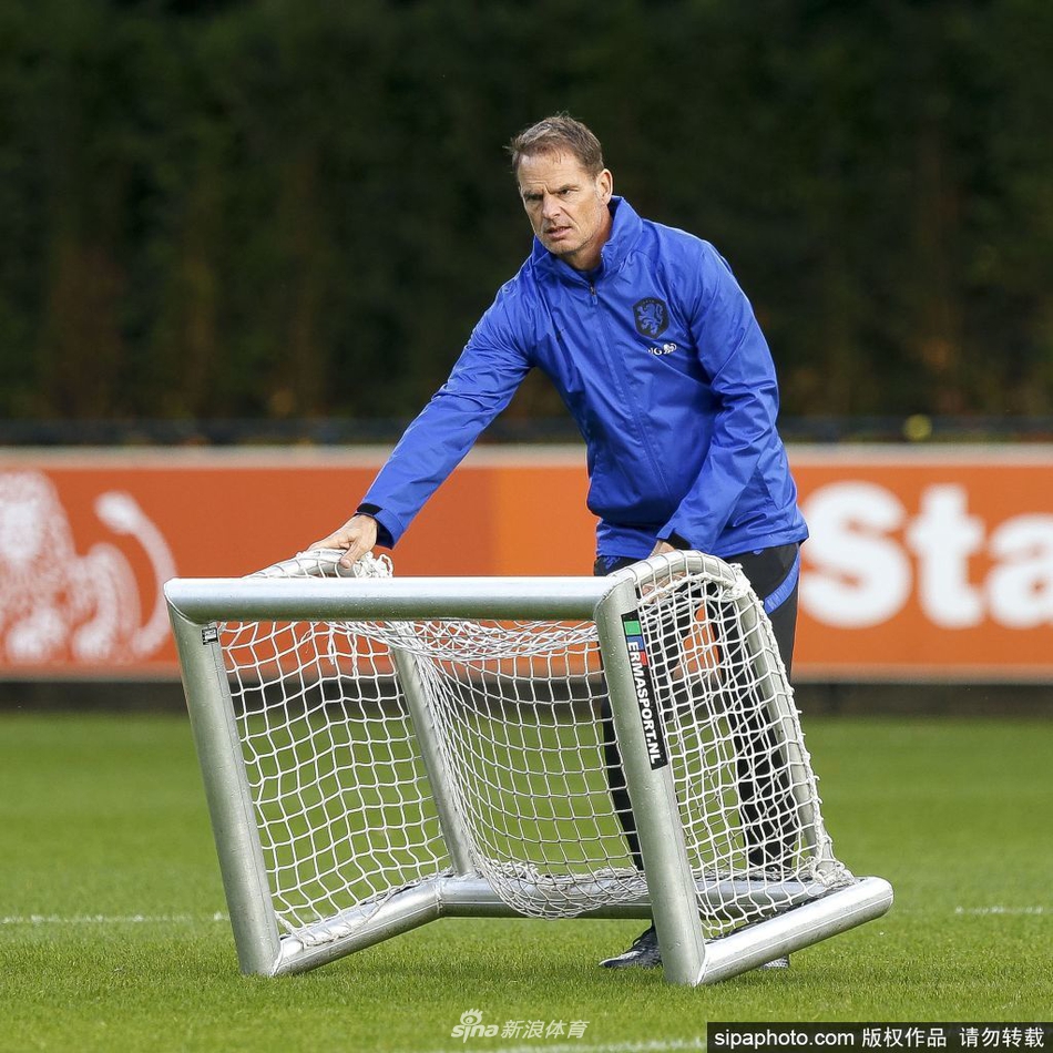 面对西班牙的比赛中，荷兰队球员在拼抢中摔倒，橙色的球衣沾满草屑，德波尔的球队仍在为打破进球荒和首胜苦苦挣扎