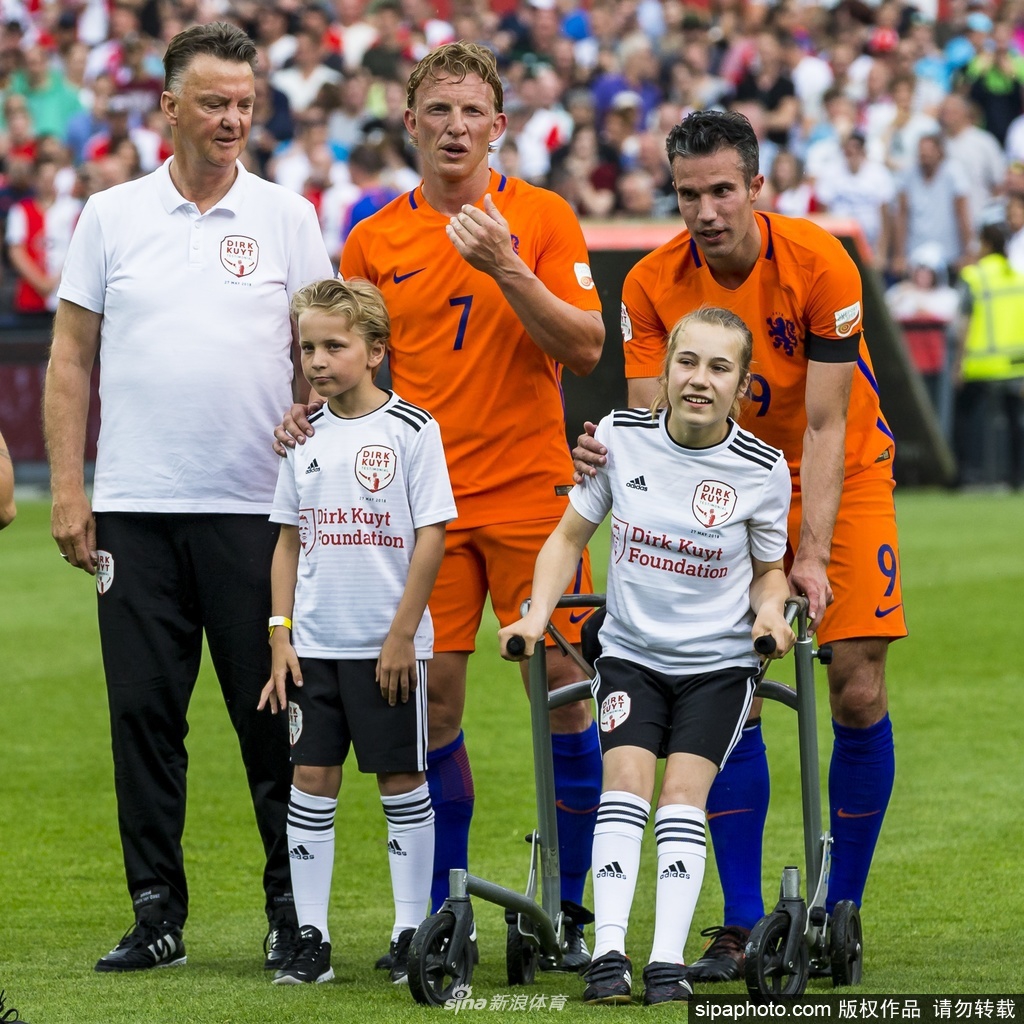 身披阿贾克斯战袍的里杰卡尔德神情坚毅，他的回归如同一块稳固的基石，为年轻的阿贾克斯注入了不可或缺的经验与领袖气质。