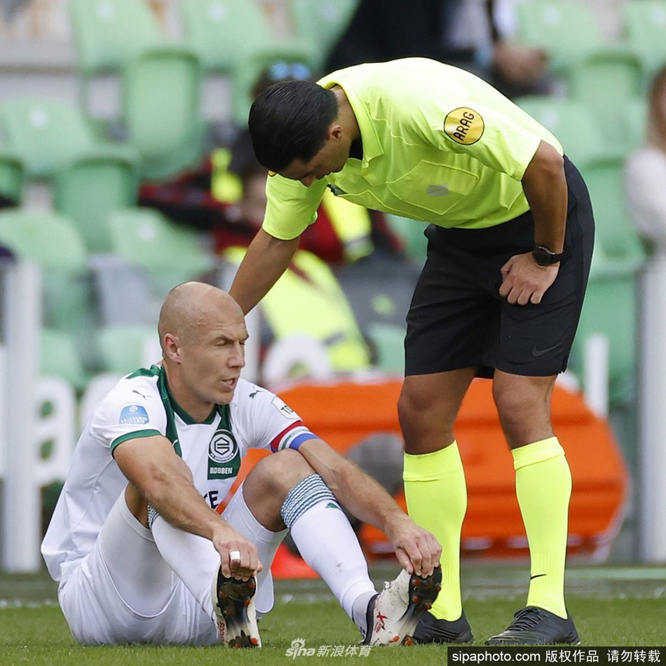 身披格罗宁根战袍的罗本，在全场6049名球迷的注视下，眼神坚定地踏入球场，这一刻他已等待了十六年。