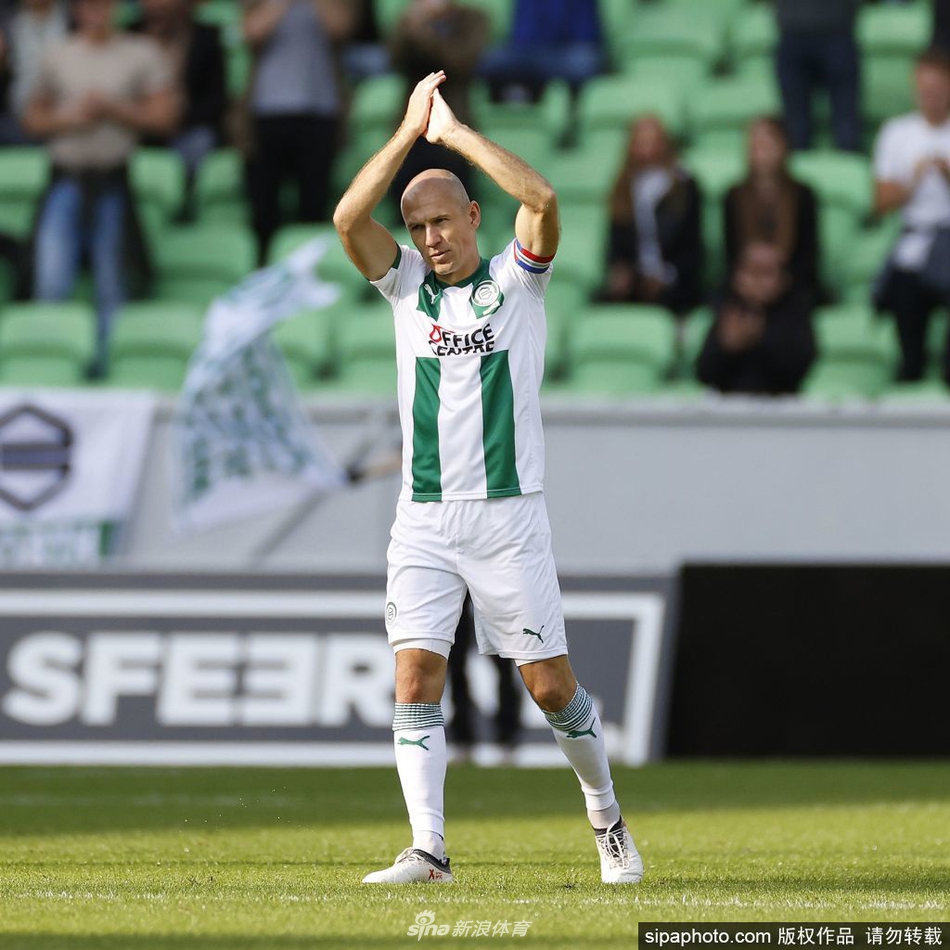 因伤被迫离场的罗本，神情落寞地脱下球衣，裸露着上身走向场边，这短短的28分钟承载了十六年漫长等待后的无奈。