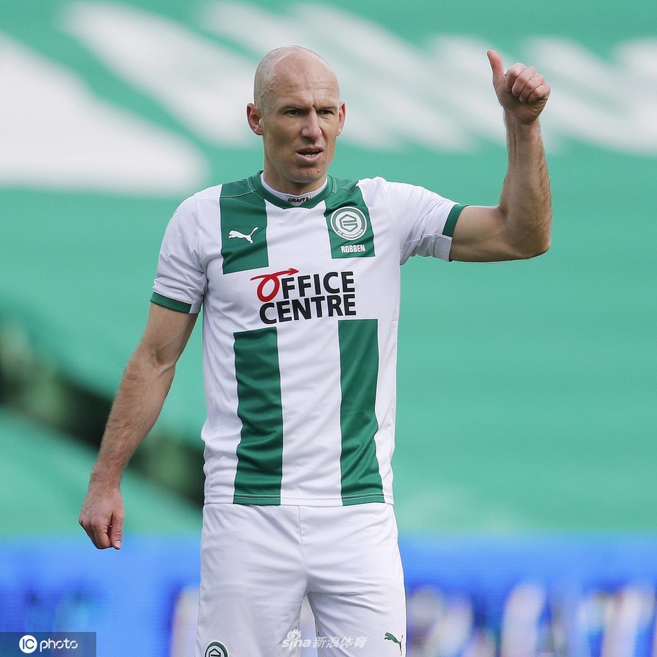 特写镜头下，罗本在比赛中全神贯注，他面部的每一条纹理都刻画着岁月的痕迹和无数次冲刺后的坚韧，只有眼中的光芒依旧锐利，那是属于顶级球员的专注与渴望。