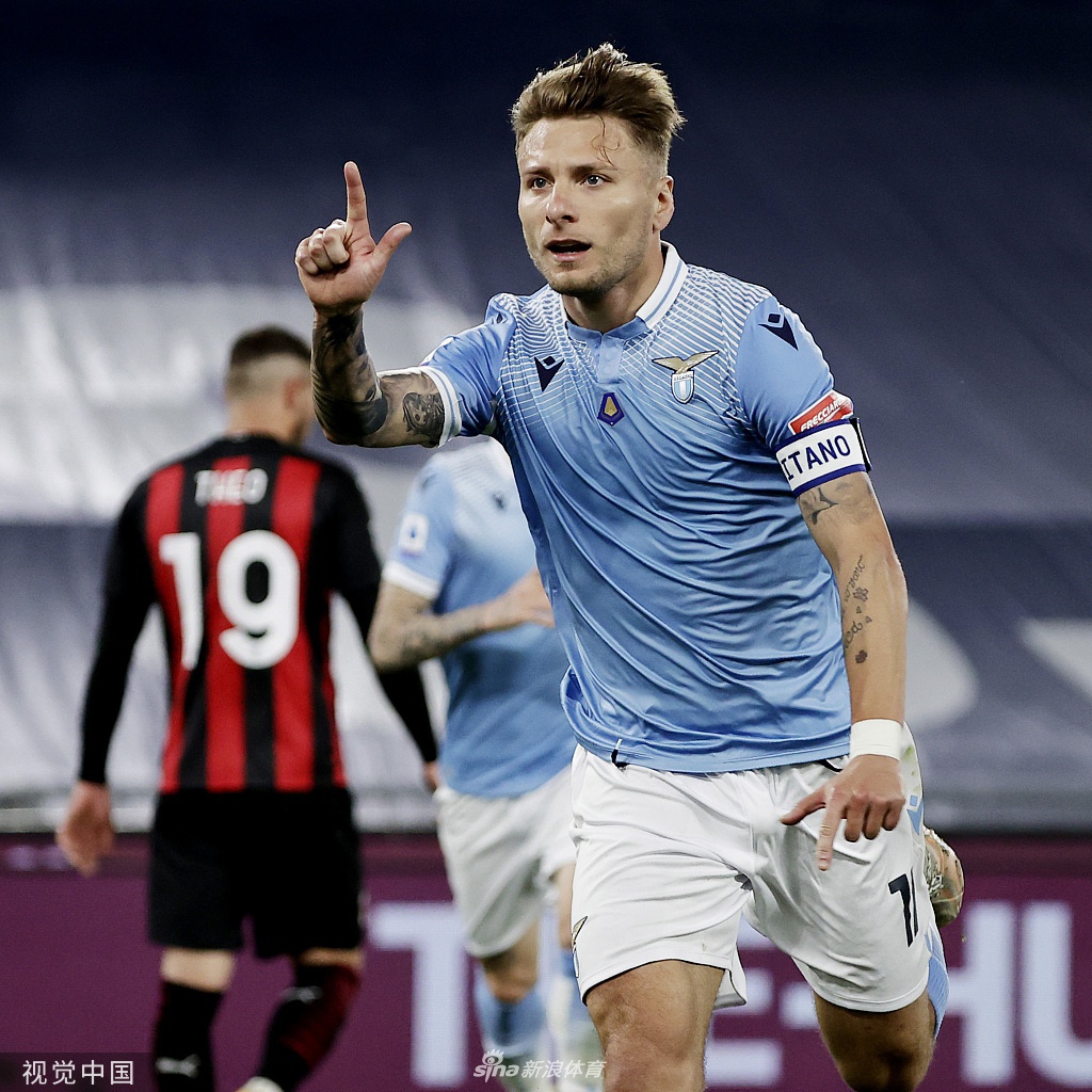 科雷亚被队友团团围住，大家紧紧相拥，脸上的表情既有进球的狂喜，也有对胜利的无限渴望，整个画面充满了团队凝聚的力量。