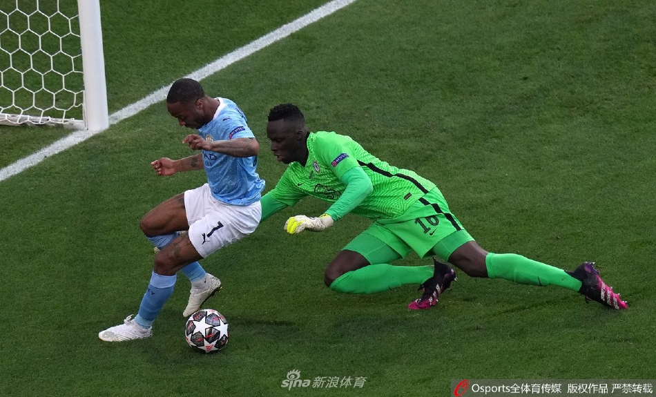 斯特林在切尔西训练基地草坪上带球奔跑，身姿灵动