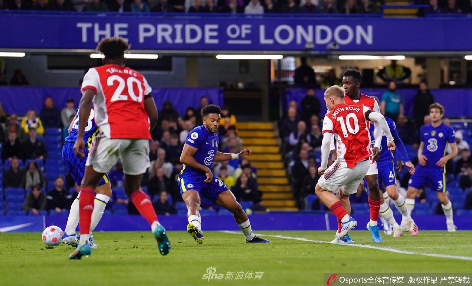 阿森纳球员赛后聚集在客场球迷看台下，肩并肩向远道而来的支持者挥手致谢，庆祝这场来之不易的胜利