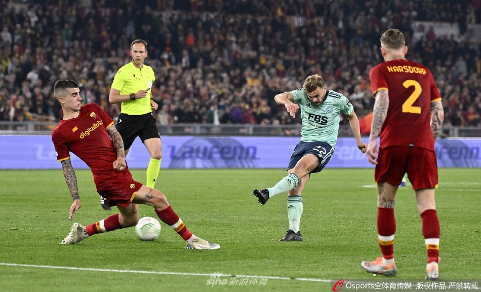 罗马中锋亚伯拉罕背身护球，莱斯特城老将埃文斯在其身后全力干扰，双方肌肉碰撞，上演了一场力量与技巧的博弈。