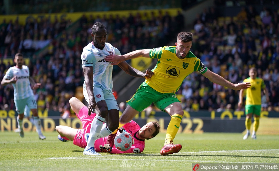 贾罗德·鲍文滑跪庆祝梅开二度，在卡罗路球场的草皮上划出胜利的轨迹，队友们从四面八方涌来与他相拥。