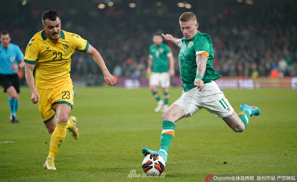 攻防博弈的缩影：爱尔兰前锋奥格本高速突破，立陶宛后卫紧追不舍，两人在边线附近激烈拼抢