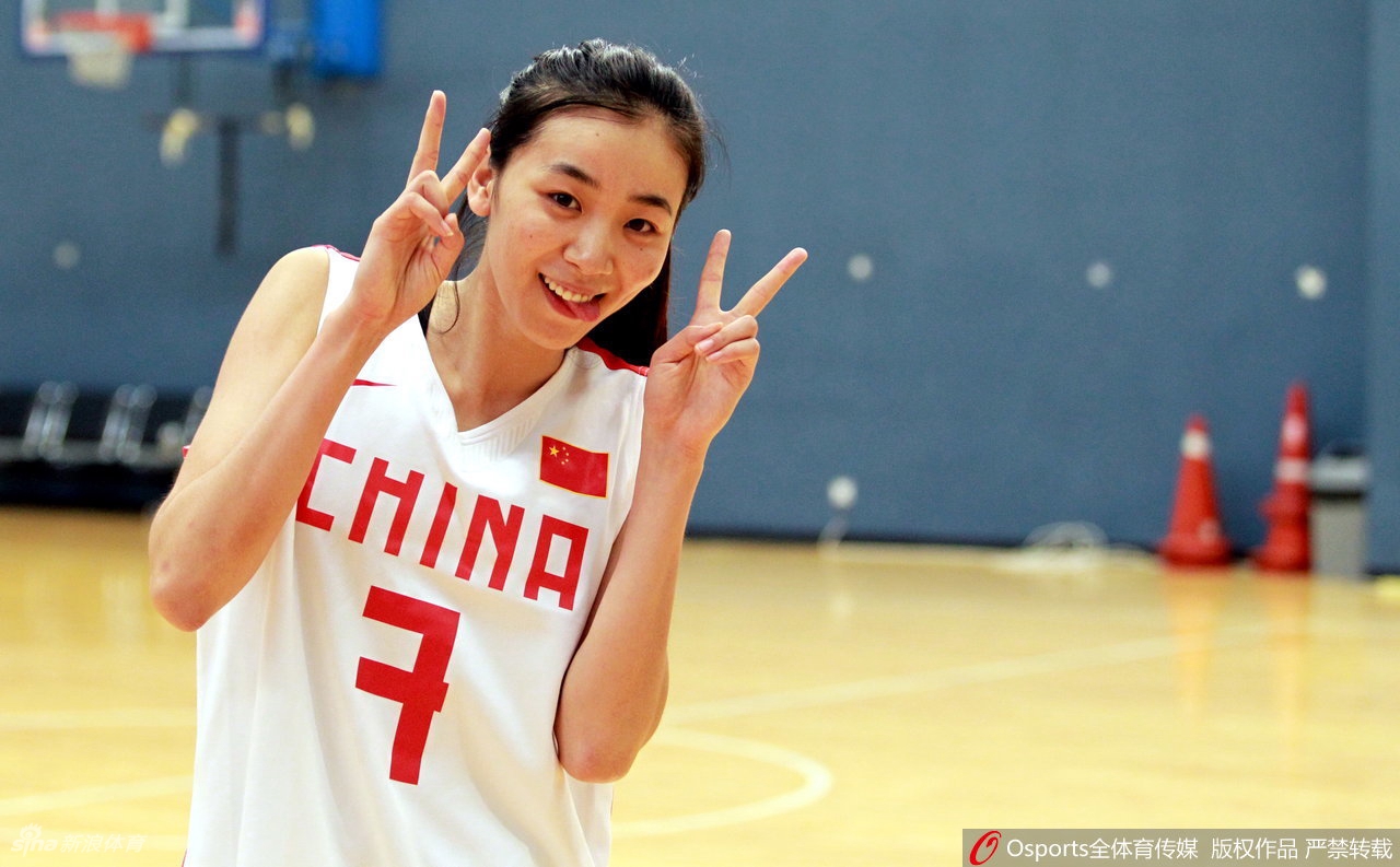 赵爽在赛场上持球突破，眼神坚毅，标志性的马尾辫随风扬起，英姿飒爽