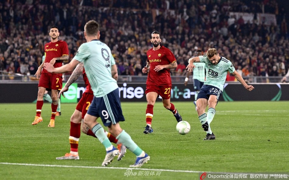 罗马队年轻的波兰边卫扎莱夫斯基在边路与莱斯特城中场核心麦迪逊展开激烈缠斗，两人寸土不让，展现了半决赛的高强度对抗。