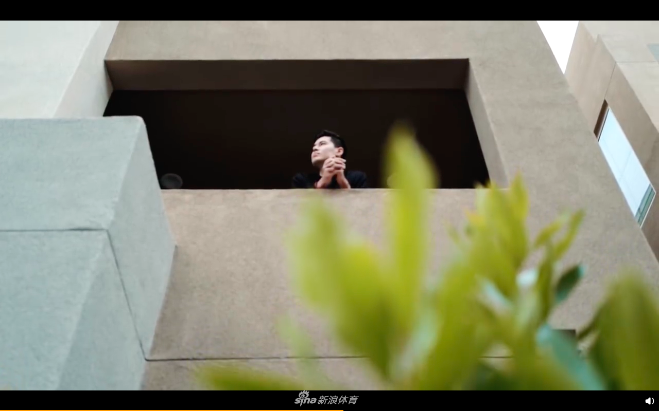 阿不都沙拉木在五棵松体育馆痛苦倒地，手捂左膝，那一刻的剧痛不仅来自撕裂的韧带，更来自不得不暂时告别最心爱的篮球场的不舍。