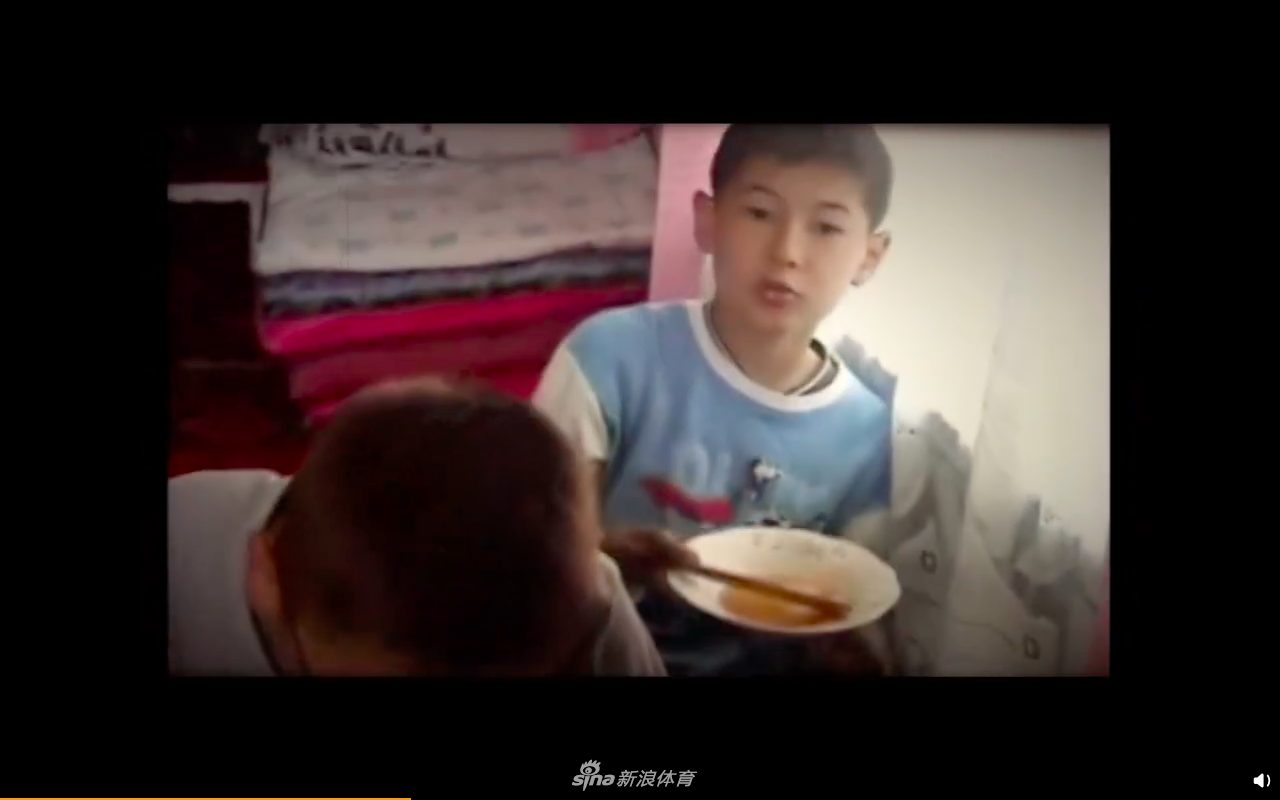 热气腾腾的新疆大盘鸡和手抓饭摆在桌上，那是家的味道，是阿不都沙拉木在万里之外最思念的味觉记忆，每一口都能治愈乡愁。