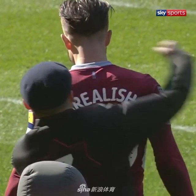 格拉利什毫无防备地被一名冲入场内的球迷从身后挥拳重击，整个人瞬间失去平衡向前倾倒，表情痛苦而错愕，完全不知道发生了什么。