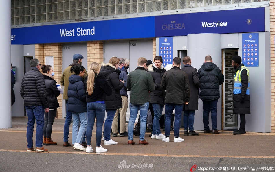 切尔西中场核心若日尼奥抬头观察，正欲送出一记穿透防线的致命传球，他的视野决定了比赛的下一刻。