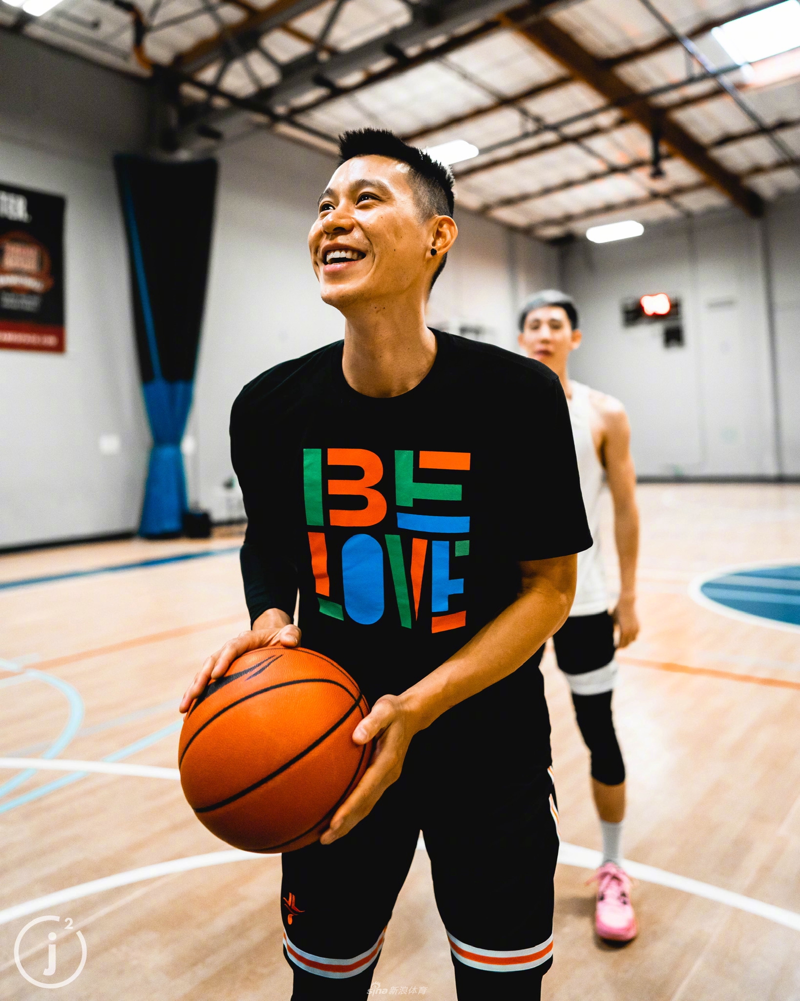 窗外的阳光洒进病房，林书豪背对窗户做出运球的姿势，虽然身处方寸之地，但心早已飞向广阔的球场，寓意着重生与回归的渴望。